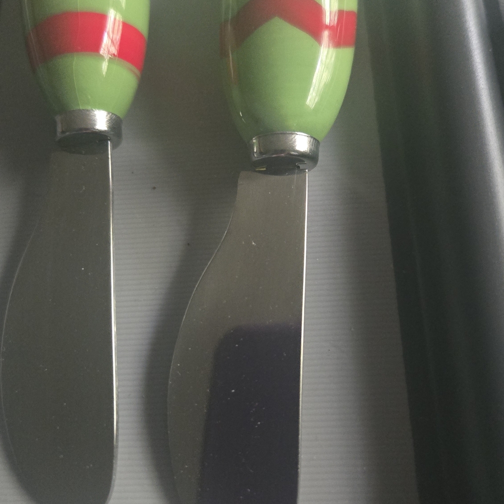 Tag Green and Red Cheese Spreaders Set